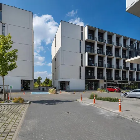 Elegant With Air Conditioning Near The Airport In By Renters Апартаменты