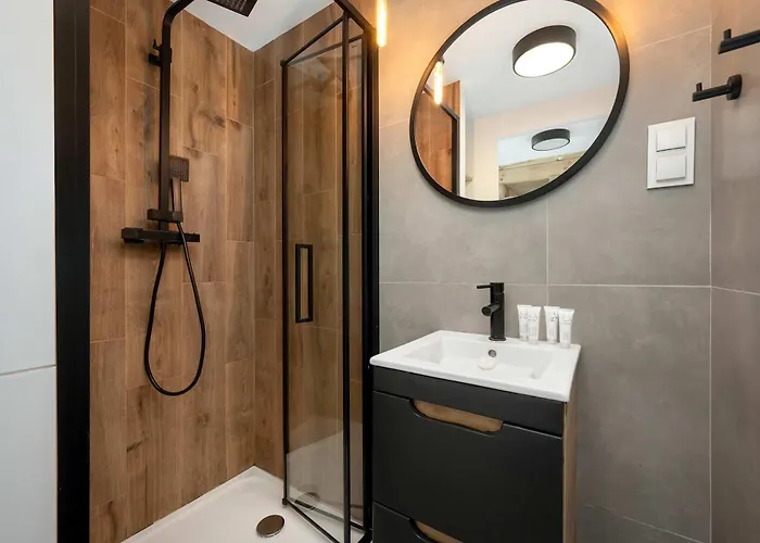 Elegant With Air Conditioning Near The Airport In By Renters Wrocław