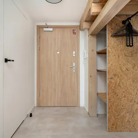 Apartamento Elegant With Air Conditioning Near The Airport In By Renters Wrocław
