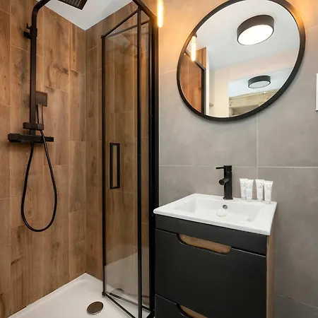 Elegant With Air Conditioning Near The Airport In By Renters 弗罗茨瓦夫